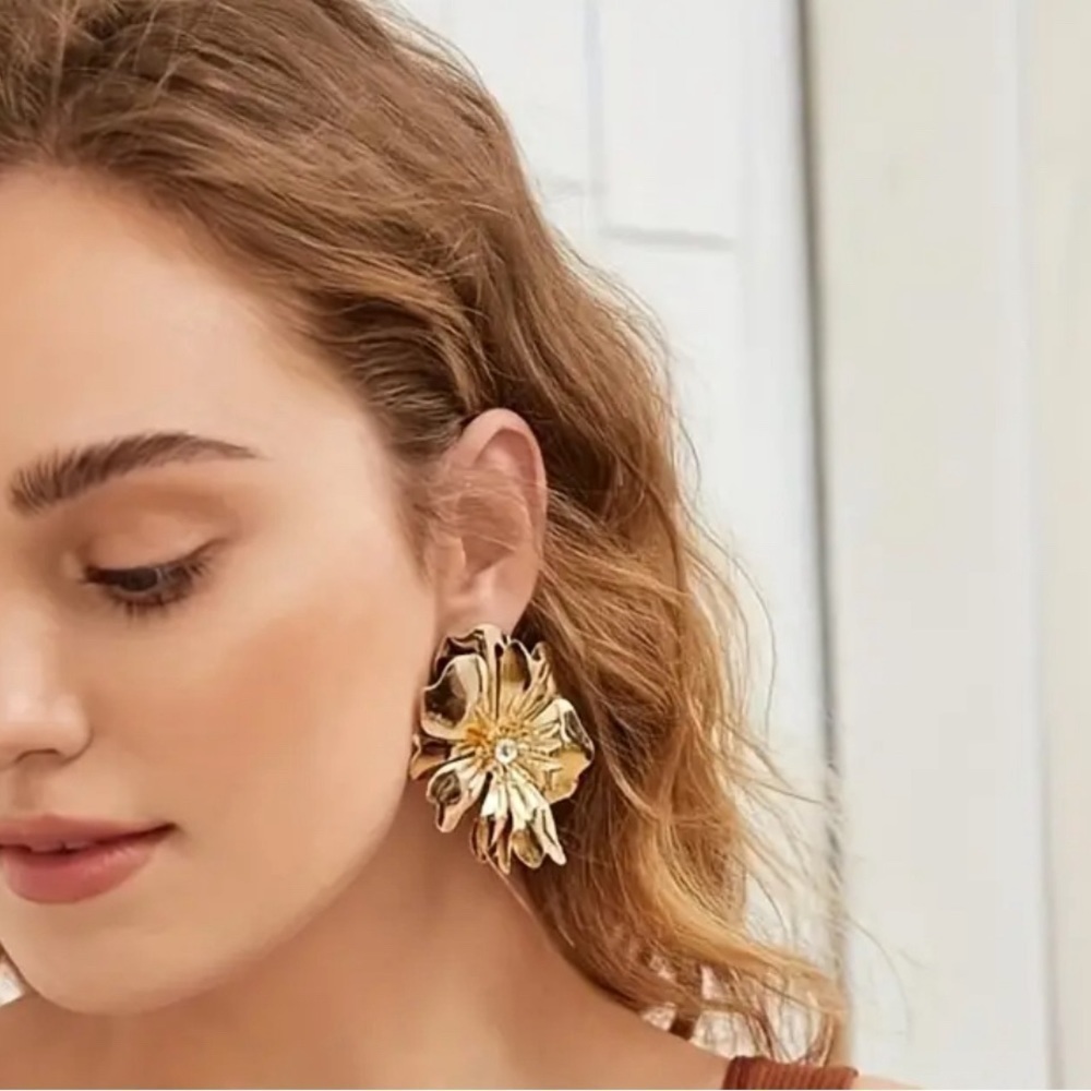 ✨NWT Eye-Catching Gold Flower & Rhinestone Earrings ✨ with GIFT BOX 🎁